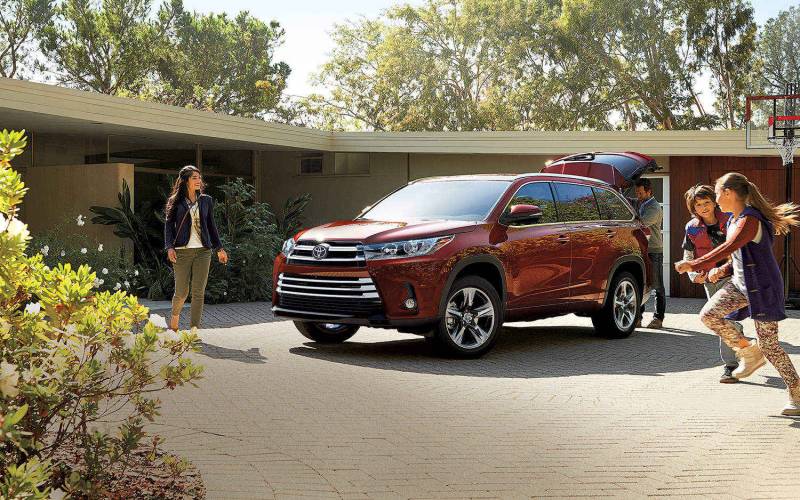 Comparison - Toyota Highlander LE 2017 - vs - Toyota Land Cruiser Prado ...